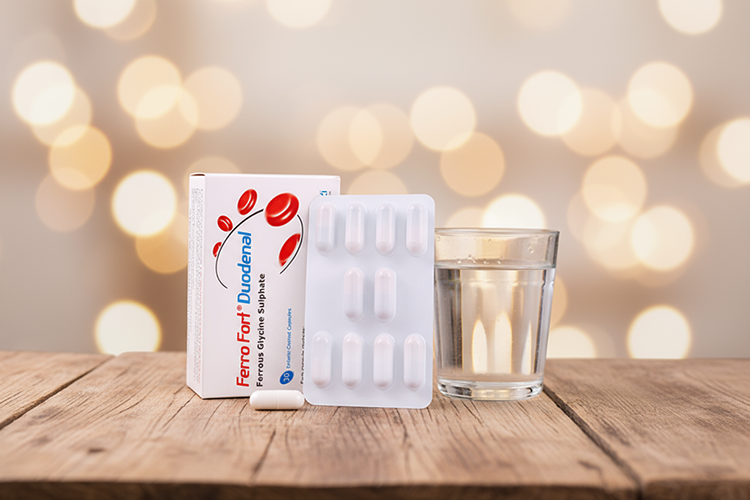 تصویر کپسول فروفورت دئودنال کنار لیوان آب برای مصرف